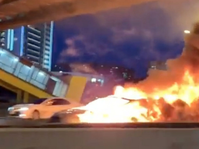 自動駕駛的電動車，撞到路旁靜止的拖車，因而起火燃燒。（網圖）