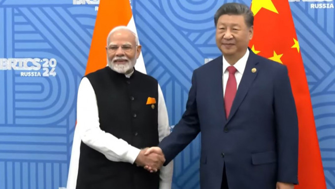 习近平在喀山与印度总理莫迪会面，是五年来首次。PMO India 影片截图