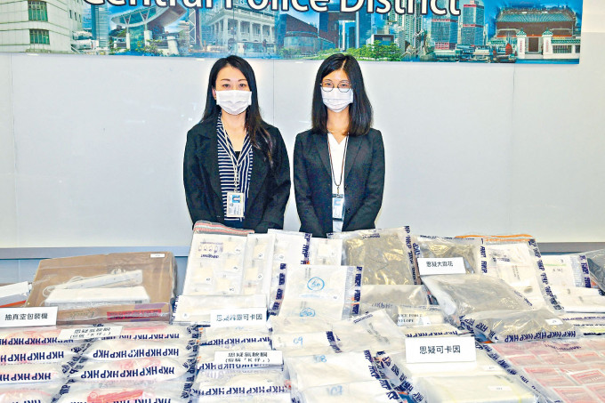 女总督察何佩佩（左）展示检获各类毒品。