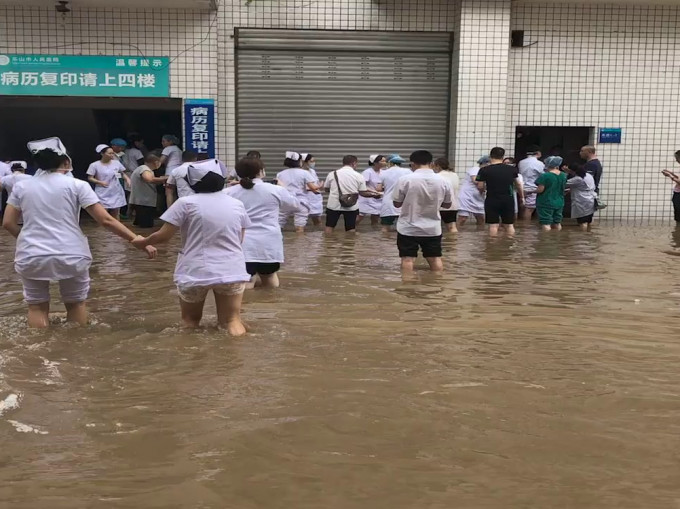 洪水倒灌淹沒四川樂山市人民醫院一樓，醫護在洪水中轉移200箱病歷。(網圖)