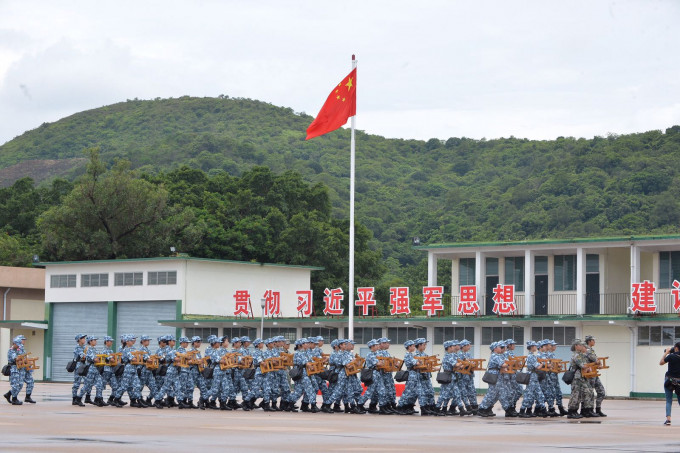 香港青少年軍事夏令營在新圍軍營開營。