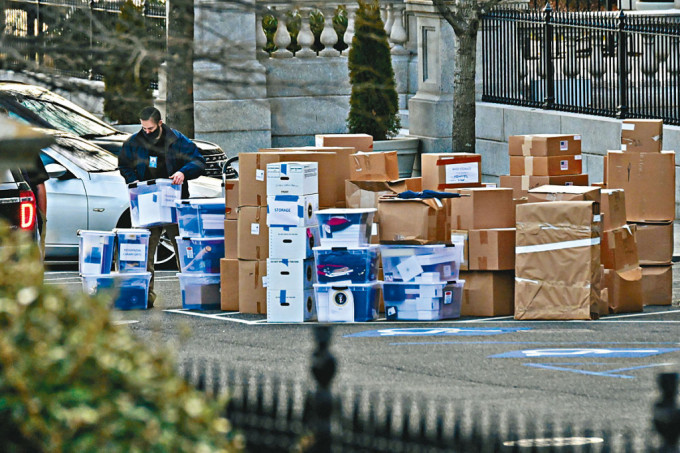 去年一月特朗普離任前數天，工人從白宮艾森豪威爾行政大樓搬出物資箱。