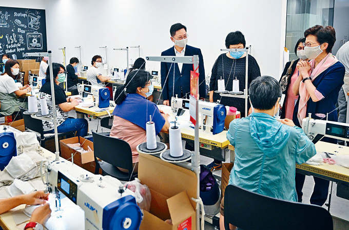 林郑月娥与薛永恒视察「铜芯口罩」生产。