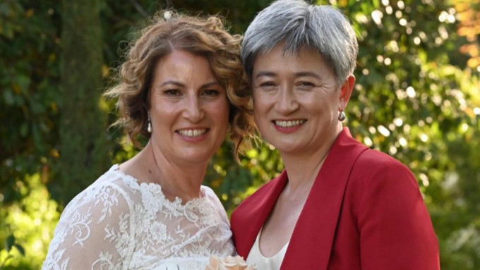 澳洲外交部長黃 英賢昨與相伴近20年的同性伴侶結婚。（instagram）