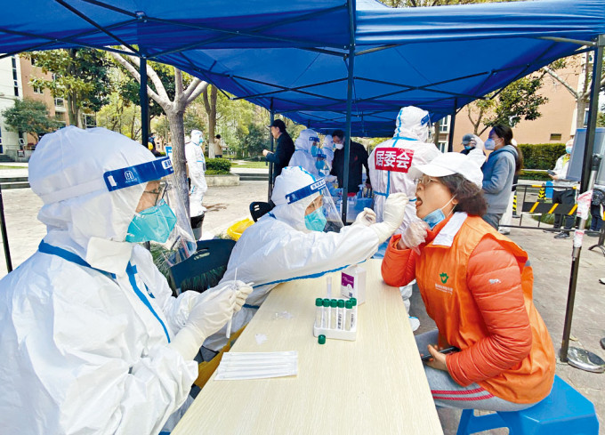 上海市奉賢區居民排隊等待核酸檢測。