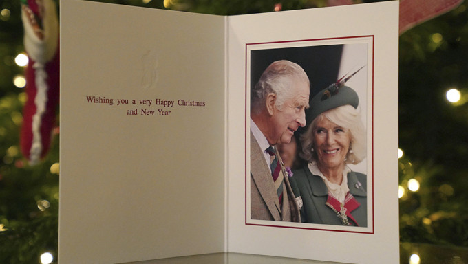 英皇首张圣诞卡曝光，照片由查理斯和卡米拉亲自挑选。AP