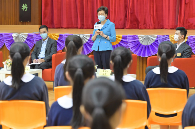 林鄭月娥在教育局局長楊潤雄陪同下與學生座談。政府新聞處圖片