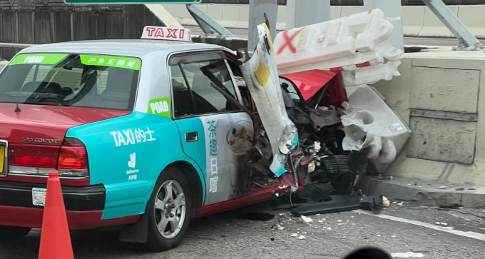 一辆载客的士在西九龙公路发生事故。（香港突发事故报料区Facebook）