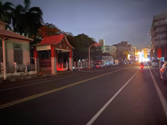 台南市马路路灯熄灭，交通灯无法运作。网上图片