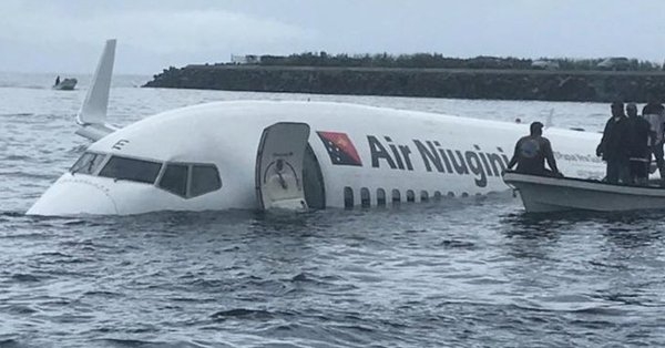 新几内亚航空客机坠落楚克国际机场附近湖中。（网图）