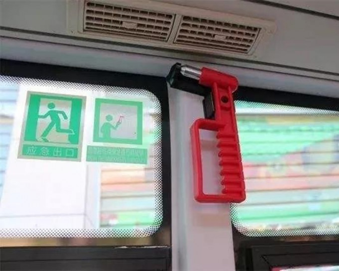 深圳巴士車廂內「hammer」串錯成「hammef」。網圖