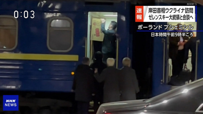 岸田文雄访问乌克兰画面出现「美味棒」纸箱引发热议。 NHK截图
