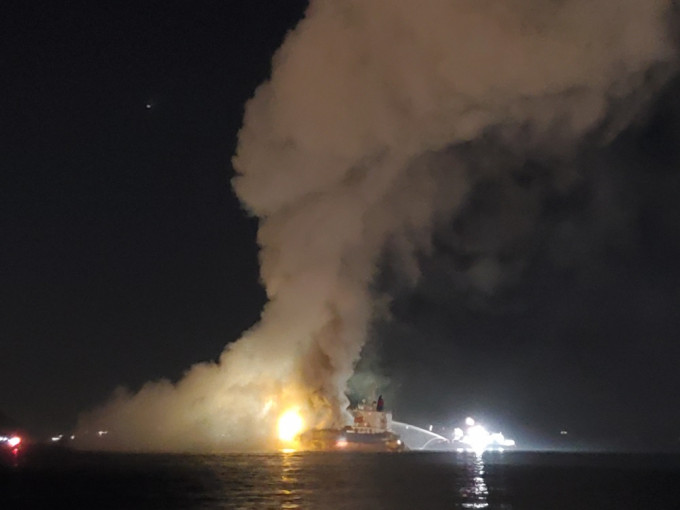 一艘躉船於昨晚在昂船洲海面發生大火。資料圖片