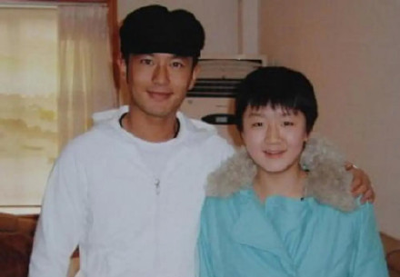 黄晓明(左)是陈梦的表哥。网上图片