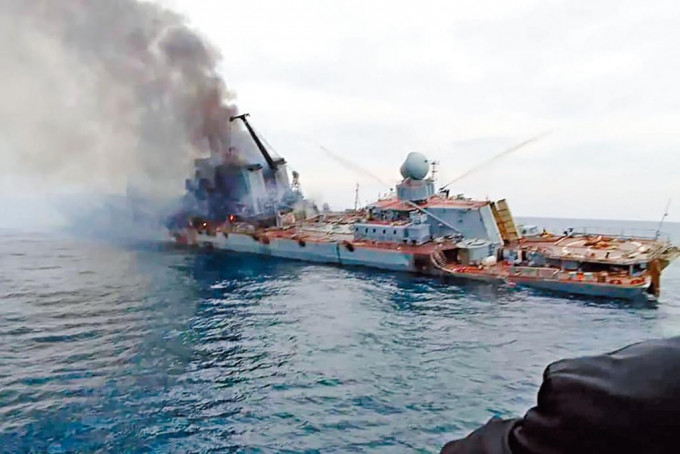 网上流传影像显示，俄黑海舰队旗舰「莫斯科号」上周起火冒烟，船身倾斜。