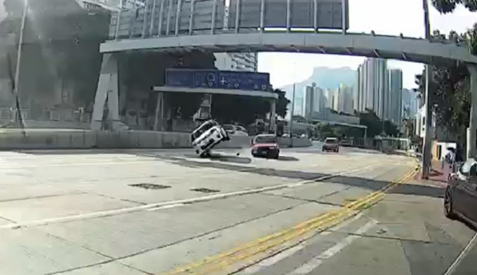 私家车失事翻滚落地。影片截图