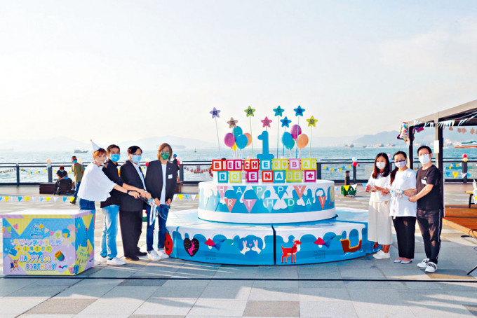 ■卑路乍灣海濱長廊開放一周年舉行了生日派對，與在場市民一同慶祝。