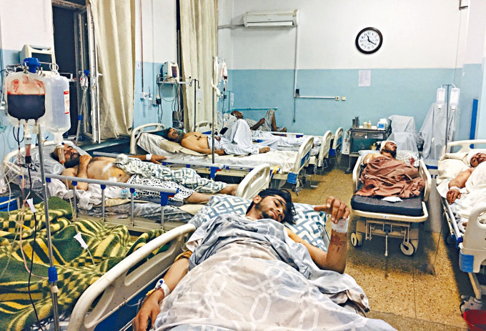 ■在喀布尔机场外炸弹爆炸中受伤的阿富汗人，送往当地医院治疗。