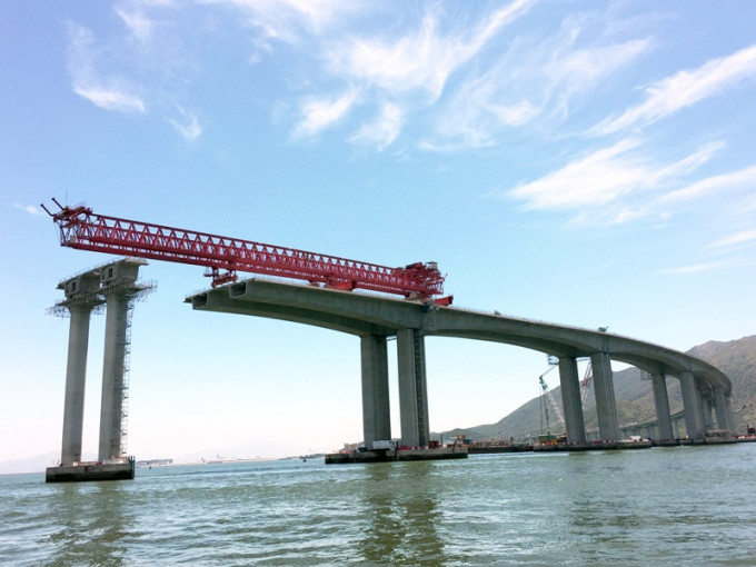 港珠澳大橋香港接線最後的工序預計最快可於下周內完成。