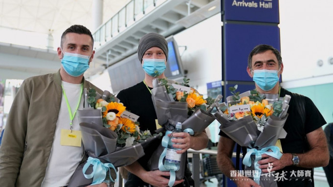 沙比(左起)、罗拔臣及奥苏利云在周2抵港。  香港世界桌球大师赛Facebook图片