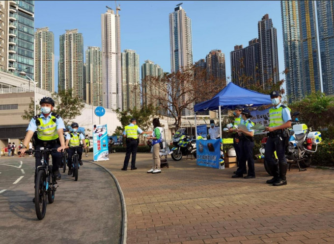 警方提醒市民骑单车时须保持警惕，以防乐极生悲。警方提供
