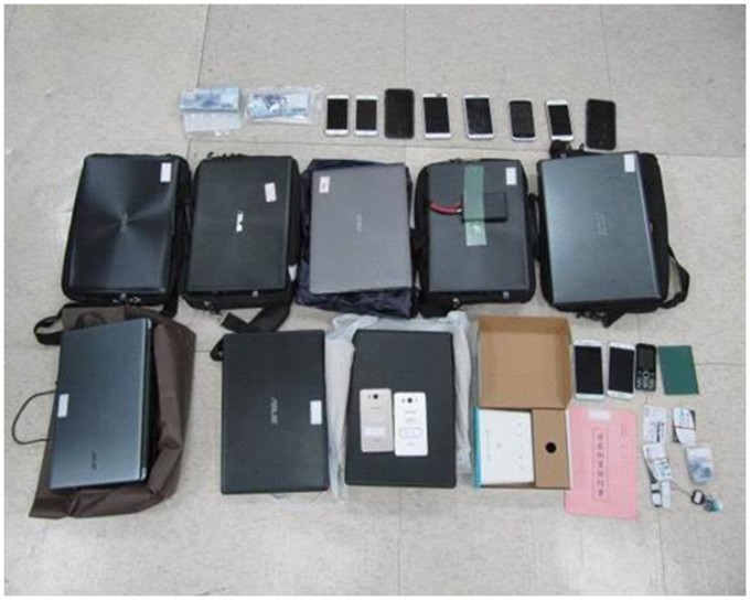 警方检获笔记型电脑、手机等证物。