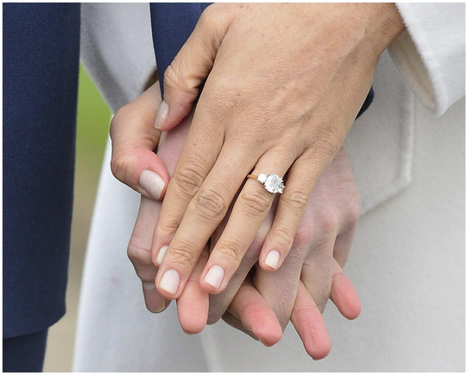 婚戒中有2粒鑽石來自戴妃遺物的鑽石。 AP