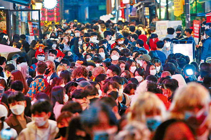 首尔市中心街头民众都戴上口罩。
