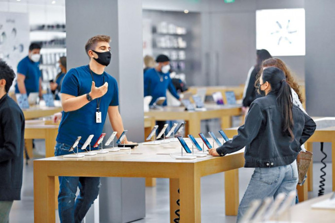 佛州一间苹果商店的员工正在服务客人。