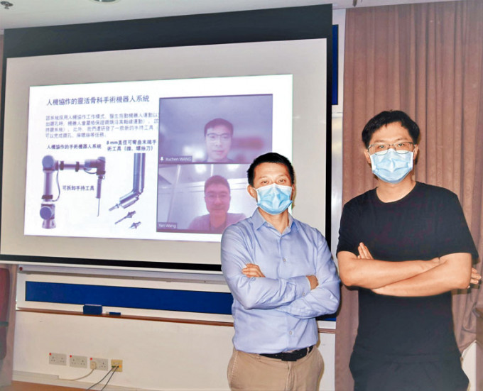 林洪斌（右）等研究生在欧国威（左）指导下，研发的微型机器人在「挑战杯」获奖。