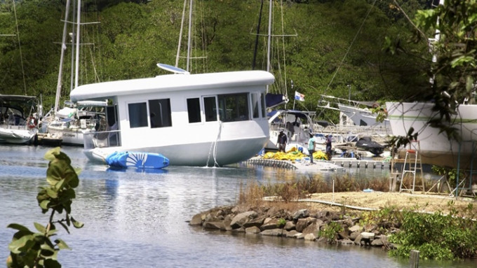 巴拿马地产商展示「SeaPod Eco」时原型屋突然倒塌堕海，幸而无人受伤。AP图片