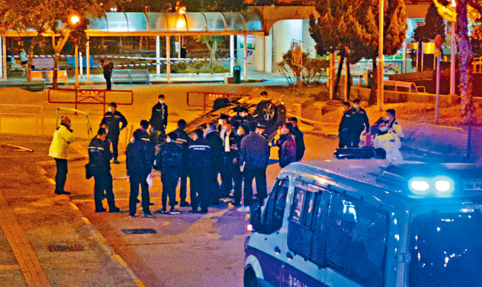 富亨邨發生警員開槍事件，警方封鎖現場調查。