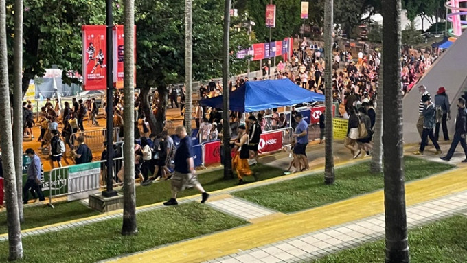 香港国际七人榄球赛第二日赛事结束，观众陆续离场。