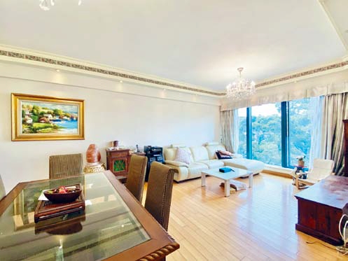 大埔盈峰翠邸5座D室，实用面积989方尺，属3房1套间隔，连车位叫价1130万。