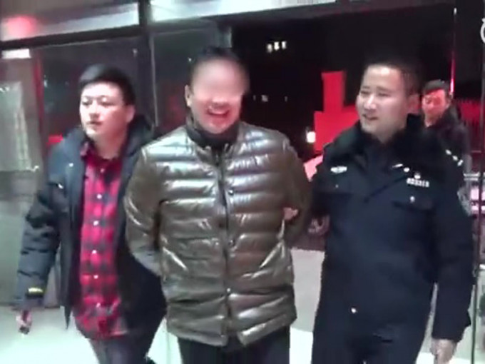 一名網上逃犯被警方抓獲，全程喜笑顏開，並不時說着感謝警員的說話。（網圖）