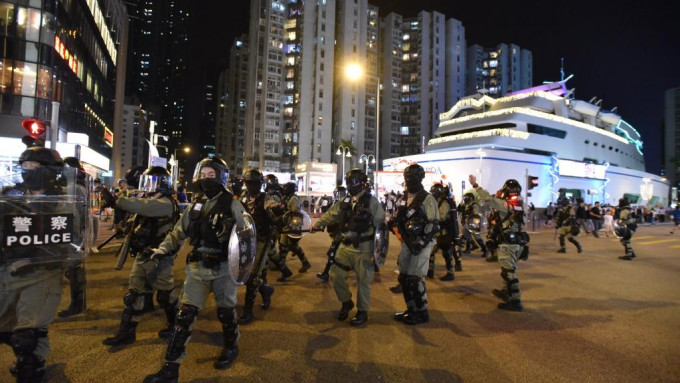 當晚大批防暴警在紅磡一帶戒備。資料圖片