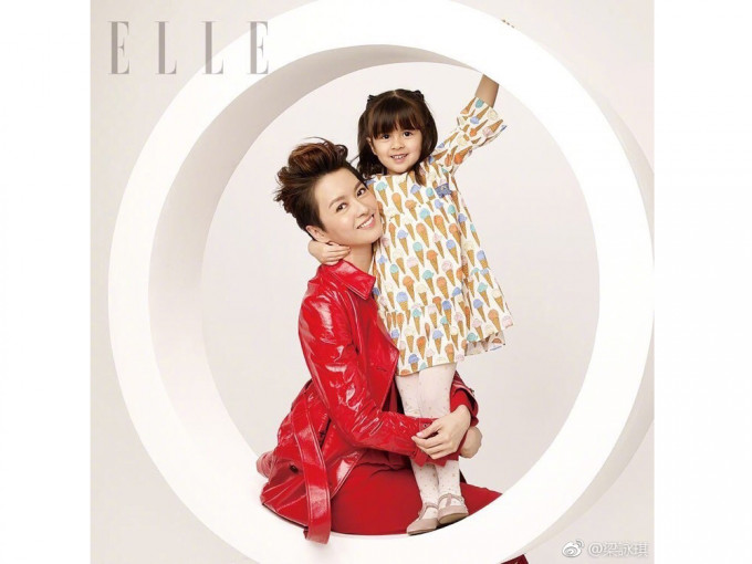 Gigi带囡囡Sofia一齐为杂志拍摄封面。