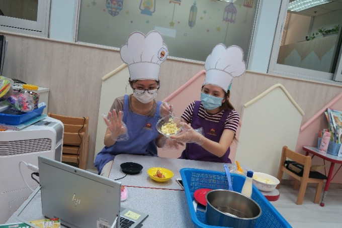 聖雅各福群會銅鑼灣幼稚園的老師,花了不少心思製作活動示範短片,讓學生停課期間都能在家繼續學習。