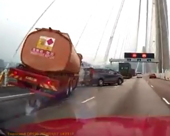 汀九橋前日一輛運油車幾乎墮海。「馬路的事討論區」Leo Cheung