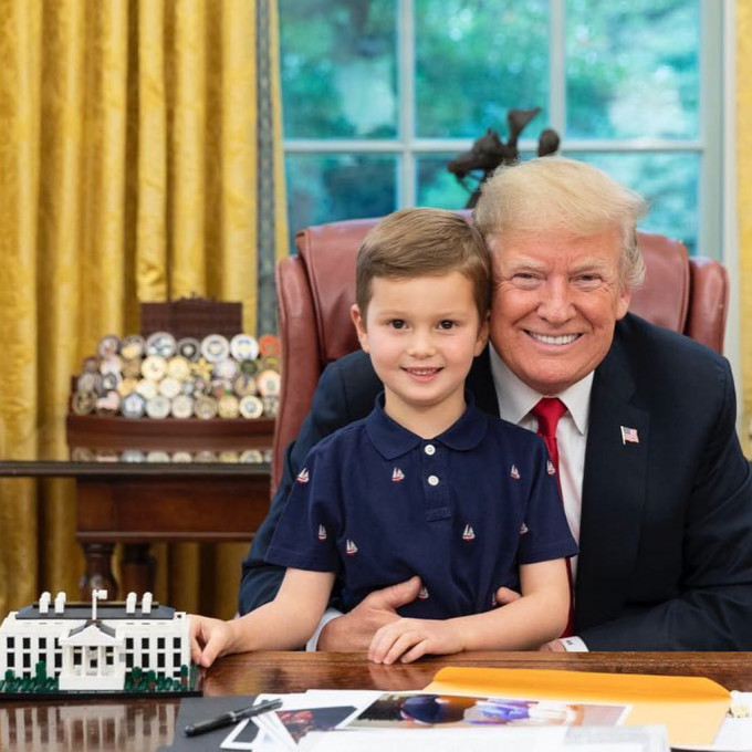 特朗普與孫兒約瑟夫的合照。網上圖片