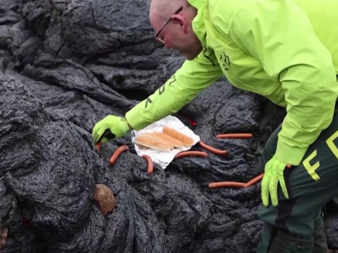 有人带同香肠上山，用炽热的火山岩煎香肠来吃。BBC影片截图