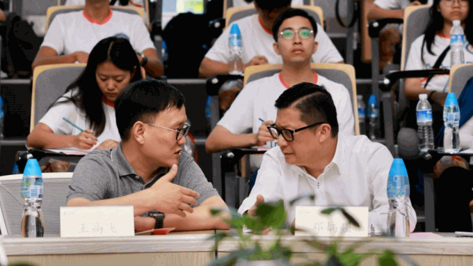 保安局局長鄧炳強（右）與微博CEO王高飛交流。鄧炳強fb
