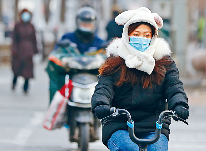 寒潮來襲，遼寧瀋陽零下十七度，市民全副裝備出行。