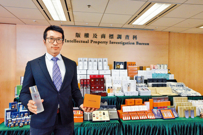 海关版权及商标科技罪案调查组蔡俊威高级督察讲述案情。