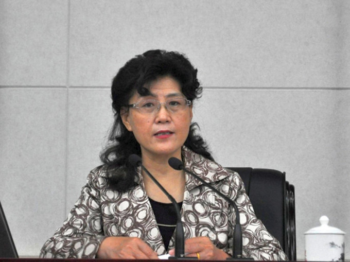 黨校前教授蔡霞發表有嚴重政治問題和損害國家聲譽的言論，被開除黨籍，取消退休待遇。