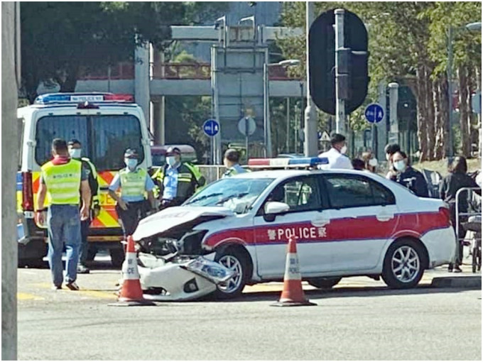 警車車頭嚴重損毀。fb「大埔 TAI PO」網民Crystal Leung攝