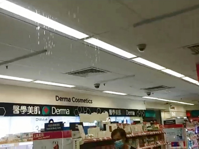 店内多处出现漏水。网民 Cynthia Pang 影片截图