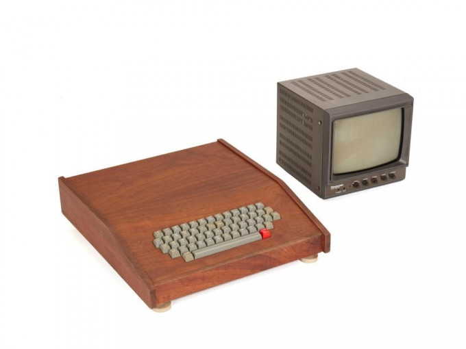 今次拍卖的Apple-1拥有木制外壳，是稀有品中的稀有品。互联网图片