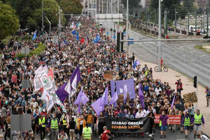 大批示威者在布達佩斯市中心參加示威遊行。AP