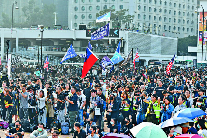 过往在游行中，不少示威者挥动其他国家旗帜和港独旗帜。资料图片